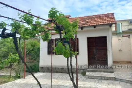 Kuća sa velikom okućnicom, Trogir - Okolica, Maison