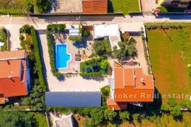 Apartmanska vila s bazenom, Zadar, Kuća