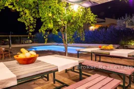 Apartmanska vila s bazenom, Zadar, Kuća