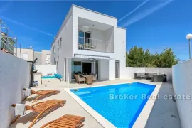 Moderna dvojna vila s bazenom u blizini mora, Zadar, Casa