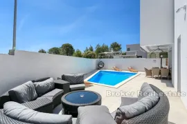 Moderna dvojna vila s bazenom u blizini mora, Zadar, Casa