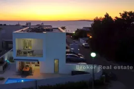 Moderna dvojna vila s bazenom u blizini mora, Zadar, Casa