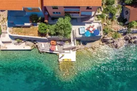 Kuća na moru s privatnim pristupom plaži s vezom za brod, Zadar, Casa