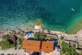 Kuća na moru s privatnim pristupom plaži s vezom za brod, Zadar, Casa