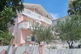 Apartmanska kuća s pogledom na more, Zadar, Дом