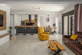 Novoizgrađena vila s bazenom nedaleko od mora, Zadar, House