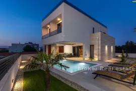 Novoizgrađena vila s bazenom nedaleko od mora, Zadar, House