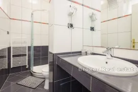 Apartmanska kuća u prvom redu do mora, Pula, Дом