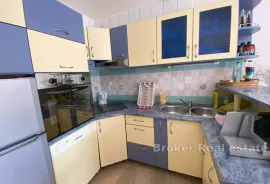 Apartmanska kuća s ugostiteljskim objektom, prvi red uz more, Zadar, Casa