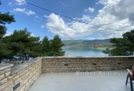 Apartmanska kuća s ugostiteljskim objektom, prvi red uz more, Zadar, Casa