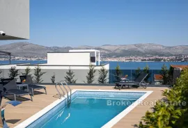 Moderna vila s bazenom i pogledom na more, Trogir, Haus