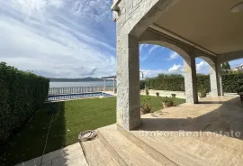 Luksuzna vila s građevinskim zemljištem u prvom redu do mora, Zadar, Casa