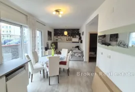 Stan s parkingom u novijoj zgradi, Trogir, Appartment