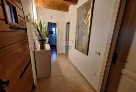 Poreč, okolica, lijepa autohtona vila s pogledom na more, Kaštelir-Labinci, Haus