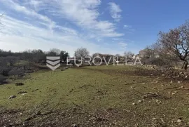 Istra, Poreč okolica - građevinsko zemljište 1003 m2 na rubu urbanizacije okruženo zelenilom, Višnjan, Tierra