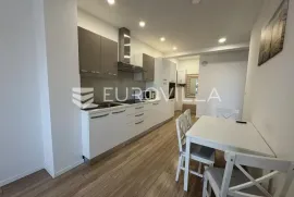 Istra, Rovinj, dugoročni najam uređenog dvosobnog stana NP 70m2 s parkingom, Rovinj, Apartamento