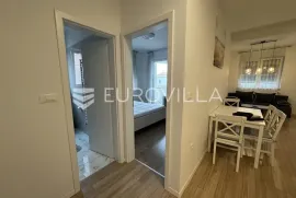 Istra, Rovinj, dugoročni najam uređenog dvosobnog stana NP 70m2 s parkingom, Rovinj, Apartamento