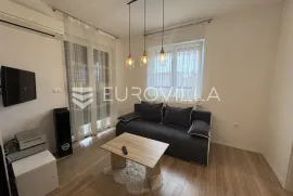 Istra, Rovinj, dugoročni najam uređenog dvosobnog stana NP 70m2 s parkingom, Rovinj, Apartamento