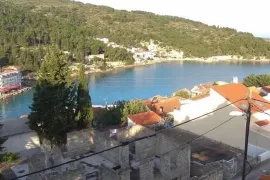 SAMOSTOJEĆA KUĆA SA 7 APARTMANA, 100 m OD MORA I PLAŽE, ŠTOMORSKA - ŠOLTA, Šolta, Famiglia