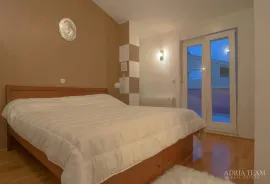 APARTMAN S 4 SPAVAĆE SOBE I PREKRASNIM POGLEDOM NA MORE, ZADAR - DIKLO, Zadar, Apartamento