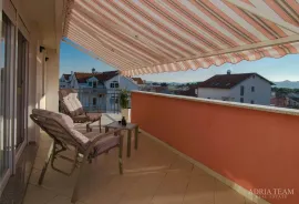 APARTMAN S 4 SPAVAĆE SOBE I PREKRASNIM POGLEDOM NA MORE, ZADAR - DIKLO, Zadar, Apartamento