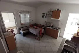 KUĆA S 2 STAMBENE JEDINICE, 230 m OD MORA, VIR, Vir, Casa