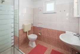 Poreč, okolica, obiteljska kuća sa pet apartmana, Poreč, Maison