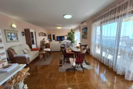 Kastav - kuća s tri stana, 1650 m2 zemljišta, Kastav, Дом