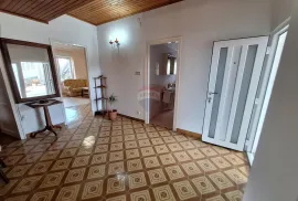 Kastav - kuća s tri stana, 1650 m2 zemljišta, Kastav, Дом