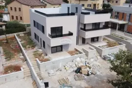 Poreč, stan u novogradnji s vrtom, Poreč, Wohnung