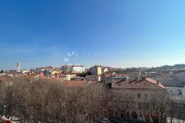 Prostrani stan u centru s panoramskim pogledom na grad - 2 terase!, Pula, Διαμέρισμα