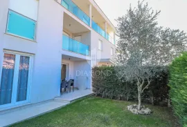 Istra, Umag- okolica, stan u prizemlju 300m od mora !, Umag, Apartamento