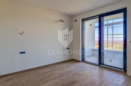 Novogradnja, prizemlje 56 m2 s 150 m2 dvorišta, Poreč, Apartamento