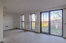 Novogradnja, prizemlje 56 m2 s 150 m2 dvorišta, Poreč, Apartamento