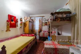 Kamena kuća na rivi, Šolta, House