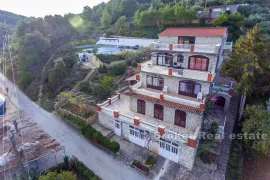 Apartmanska kuća s bazenom, Šolta, House