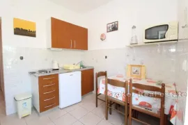 Apartmanska kuća s pogledom na more, Pag, Kuća