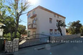 Apartmanska kuća s pogledom na more, Pag, Kuća