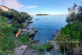 Stambena zgrada sa 5 stanova, Šolta, Famiglia