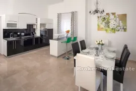 Apartmanska kuća s bazenom, Omiš, Ev