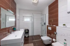 Apartmanska kuća s bazenom, Omiš, Ev