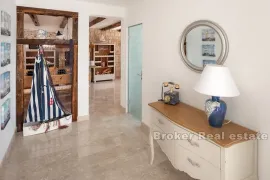 Apartmanska kuća s bazenom, Omiš, Ev