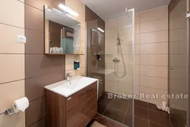 Apartmanska kuća s bazenom, Omiš, Ev