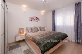 Apartmanska kuća s bazenom, Omiš, Ev