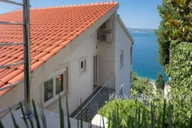 Apartmanska kuća s bazenom, Omiš, Ev