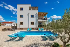 Prekrasna vila s bazenom, Zadar, بيت