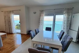 Kuća s tri apartmana uz plažu i more, Trogir, Kuća