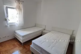 Kuća s tri apartmana uz plažu i more, Trogir, Kuća