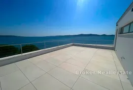 Troetažni apartman prvi red do mora, Zadar, بيت