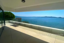 Troetažni apartman prvi red do mora, Zadar, بيت